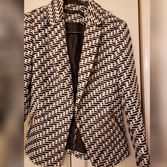 Ivanka Trump Jackets & Blazers - IVANKA TRUMP CROPPED BLAZER